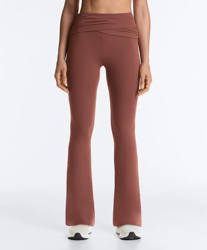 Drapierte, hoch taillierte Comfortlux-Hose mit ausgestelltem Bein Drapierte, hoch taillierte Comfortlux-Hose mit ausgestelltem Bein