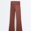 Drapierte, hoch taillierte Comfortlux-Hose mit ausgestelltem Bein Drapierte, hoch taillierte Comfortlux-Hose mit ausgestelltem Bein