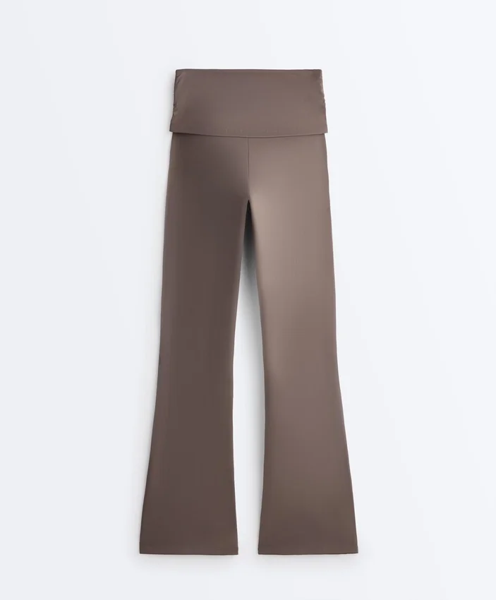 Drapierte, hoch taillierte Comfortlux-Hose mit ausgestelltem Bein Drapierte, hoch taillierte Comfortlux-Hose mit ausgestelltem Bein