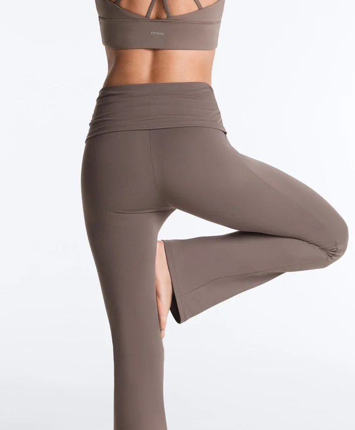 Drapierte, hoch taillierte Comfortlux-Hose mit ausgestelltem Bein Drapierte, hoch taillierte Comfortlux-Hose mit ausgestelltem Bein