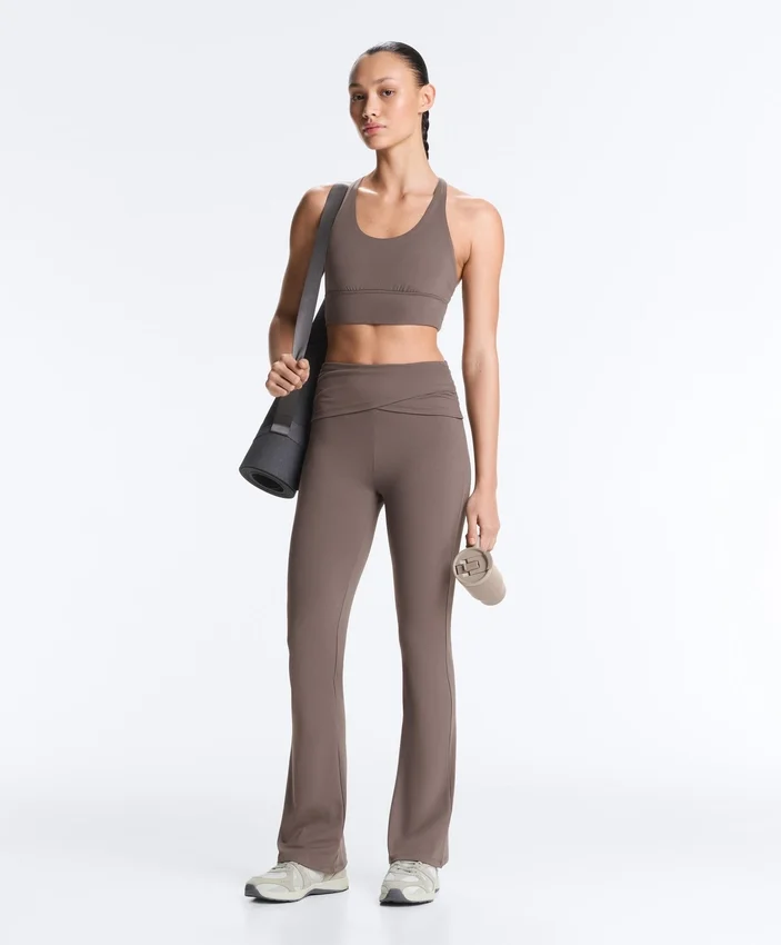 Drapierte, hoch taillierte Comfortlux-Hose mit ausgestelltem Bein Drapierte, hoch taillierte Comfortlux-Hose mit ausgestelltem Bein