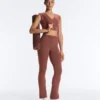 Drapierte, hoch taillierte Comfortlux-Hose mit ausgestelltem Bein Drapierte, hoch taillierte Comfortlux-Hose mit ausgestelltem Bein
