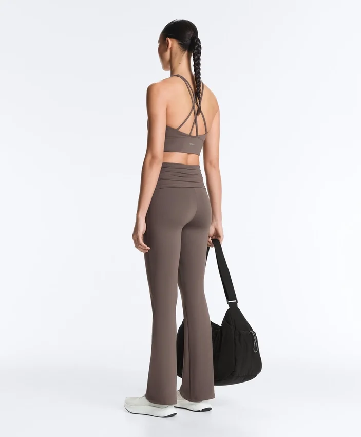 Drapierte, hoch taillierte Comfortlux-Hose mit ausgestelltem Bein Drapierte, hoch taillierte Comfortlux-Hose mit ausgestelltem Bein