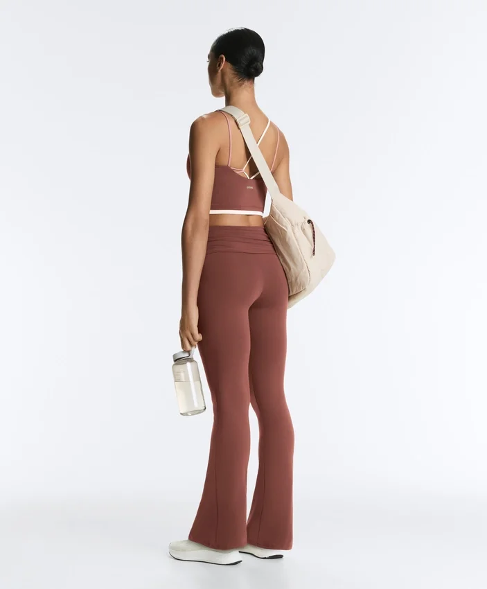 Drapierte, hoch taillierte Comfortlux-Hose mit ausgestelltem Bein Drapierte, hoch taillierte Comfortlux-Hose mit ausgestelltem Bein