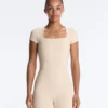 Evermove-Jumpsuit mit quadratischem Ausschnitt an den Shorts Evermove-Jumpsuit mit quadratischem Ausschnitt an den Shorts