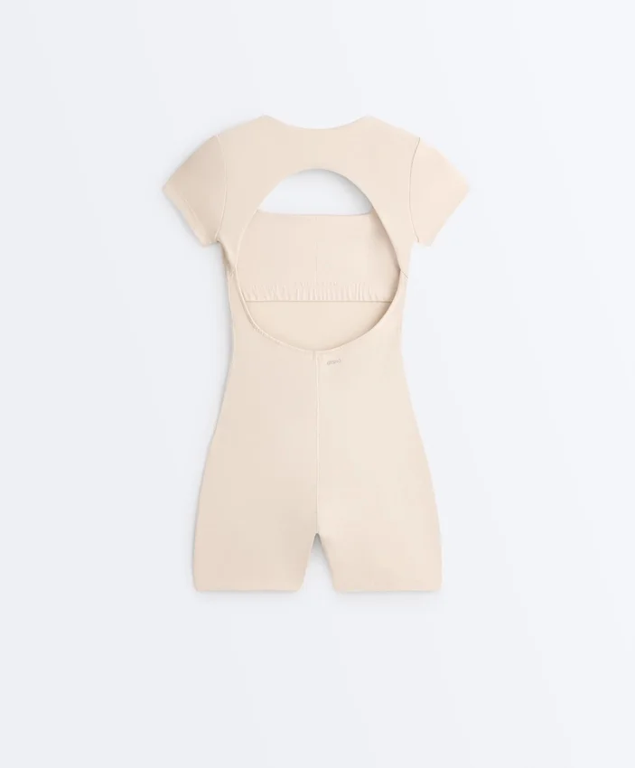 Evermove-Jumpsuit mit quadratischem Ausschnitt an den Shorts Evermove-Jumpsuit mit quadratischem Ausschnitt an den Shorts
