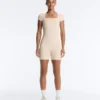 Evermove-Jumpsuit mit quadratischem Ausschnitt an den Shorts Evermove-Jumpsuit mit quadratischem Ausschnitt an den Shorts