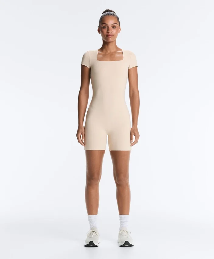 Evermove-Jumpsuit mit quadratischem Ausschnitt an den Shorts Evermove-Jumpsuit mit quadratischem Ausschnitt an den Shorts