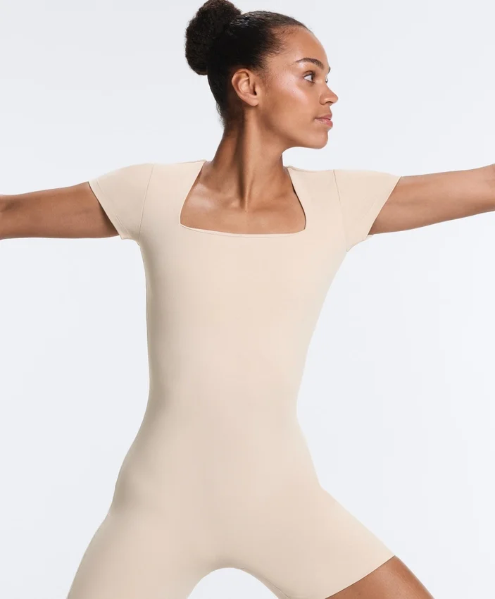 Evermove-Jumpsuit mit quadratischem Ausschnitt an den Shorts Evermove-Jumpsuit mit quadratischem Ausschnitt an den Shorts