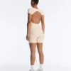 Evermove-Jumpsuit mit quadratischem Ausschnitt an den Shorts Evermove-Jumpsuit mit quadratischem Ausschnitt an den Shorts