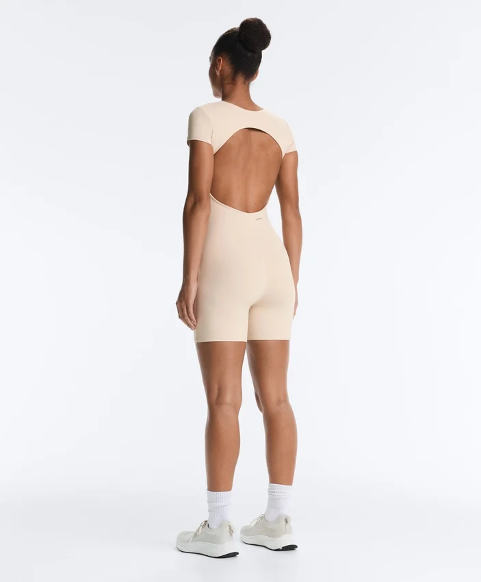 Evermove-Jumpsuit mit quadratischem Ausschnitt an den Shorts Evermove-Jumpsuit mit quadratischem Ausschnitt an den Shorts