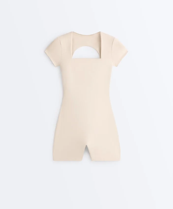 Evermove-Jumpsuit mit quadratischem Ausschnitt an den Shorts Evermove-Jumpsuit mit quadratischem Ausschnitt an den Shorts