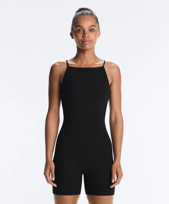 Evermove Kurzer Jumpsuit mit offenem Rücken Evermove Kurzer Jumpsuit mit offenem Rücken