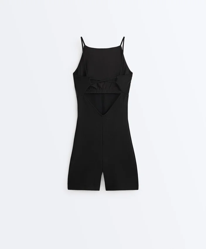 Evermove Kurzer Jumpsuit mit offenem Rücken Evermove Kurzer Jumpsuit mit offenem Rücken
