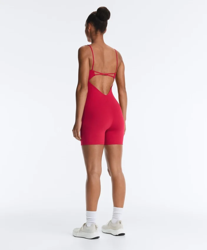 Evermove Kurzer Jumpsuit mit offenem Rücken Evermove Kurzer Jumpsuit mit offenem Rücken