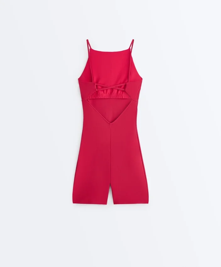 Evermove Kurzer Jumpsuit mit offenem Rücken Evermove Kurzer Jumpsuit mit offenem Rücken