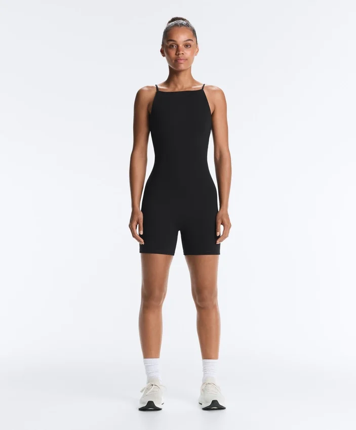 Evermove Kurzer Jumpsuit mit offenem Rücken Evermove Kurzer Jumpsuit mit offenem Rücken