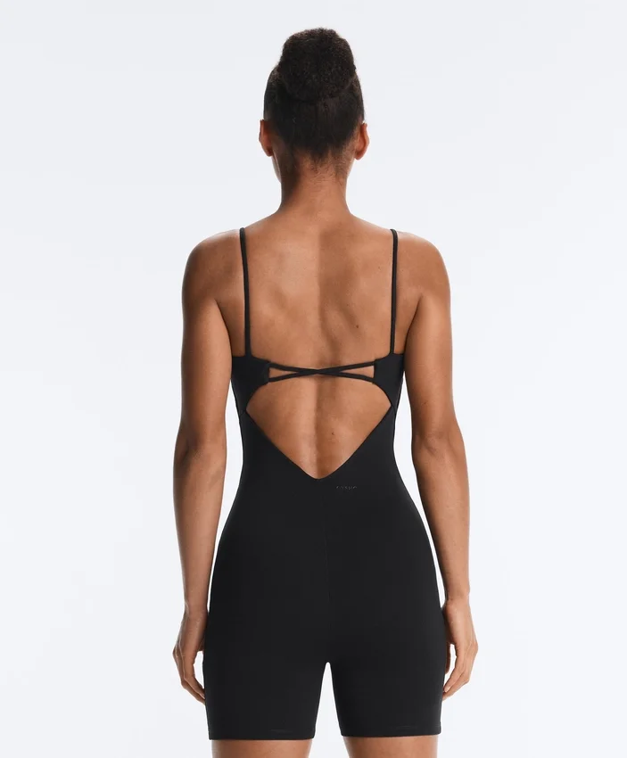 Evermove Kurzer Jumpsuit mit offenem Rücken Evermove Kurzer Jumpsuit mit offenem Rücken