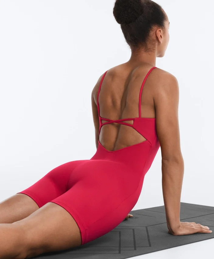 Evermove Kurzer Jumpsuit mit offenem Rücken Evermove Kurzer Jumpsuit mit offenem Rücken