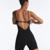 Evermove Kurzer Jumpsuit mit offenem Rücken Evermove Kurzer Jumpsuit mit offenem Rücken
