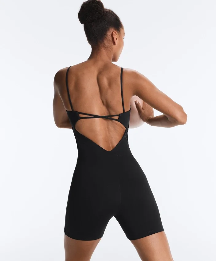 Evermove Kurzer Jumpsuit mit offenem Rücken Evermove Kurzer Jumpsuit mit offenem Rücken