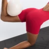 Evermove Kurzer Jumpsuit mit offenem Rücken Evermove Kurzer Jumpsuit mit offenem Rücken
