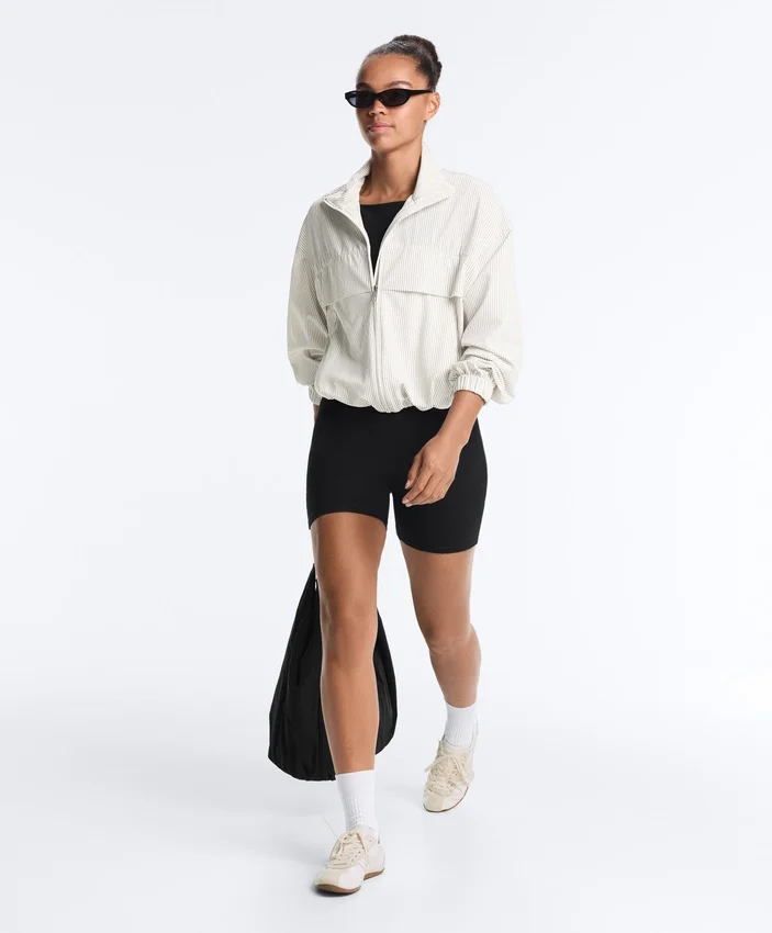 Evermove Kurzer Jumpsuit mit offenem Rücken Evermove Kurzer Jumpsuit mit offenem Rücken