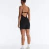 Evermove Kurzer Jumpsuit mit offenem Rücken Evermove Kurzer Jumpsuit mit offenem Rücken