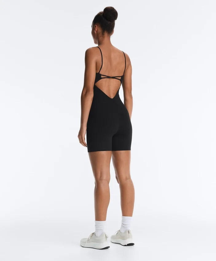 Evermove Kurzer Jumpsuit mit offenem Rücken Evermove Kurzer Jumpsuit mit offenem Rücken