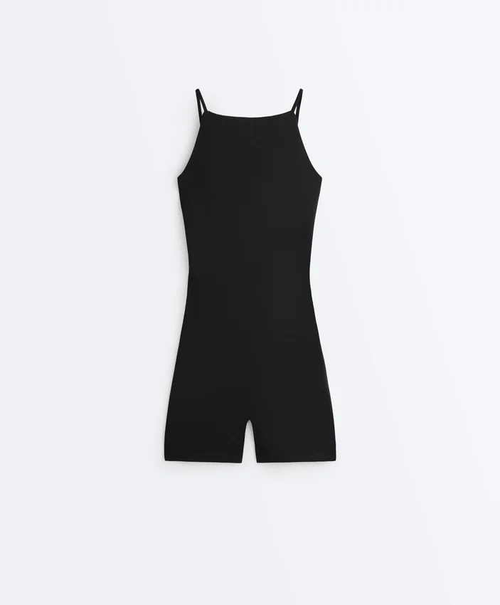 Evermove Kurzer Jumpsuit mit offenem Rücken Evermove Kurzer Jumpsuit mit offenem Rücken