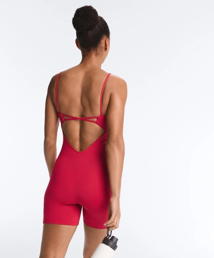 Evermove Kurzer Jumpsuit mit offenem Rücken Evermove Kurzer Jumpsuit mit offenem Rücken
