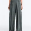 Fliessende Hose mit plissierter Taille aus Modal-Mischgewebe Fliessende Hose mit plissierter Taille aus Modal-Mischgewebe