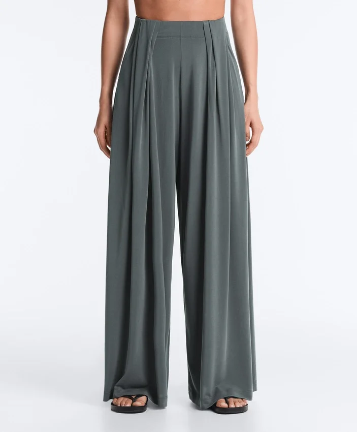 Fliessende Hose mit plissierter Taille aus Modal-Mischgewebe Fliessende Hose mit plissierter Taille aus Modal-Mischgewebe