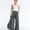 Fliessende Hose mit plissierter Taille aus Modal-Mischgewebe Fliessende Hose mit plissierter Taille aus Modal-Mischgewebe
