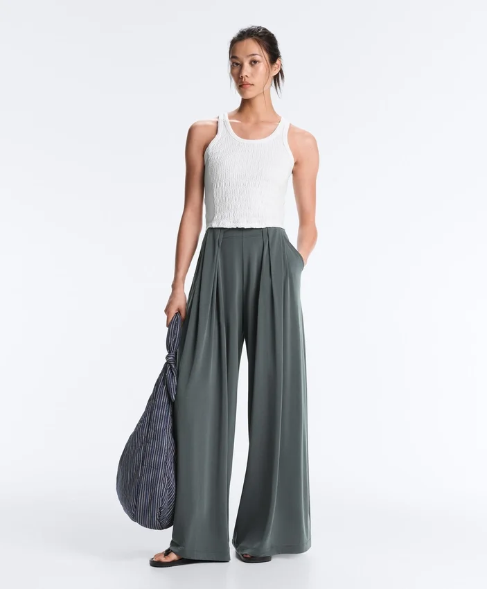Fliessende Hose mit plissierter Taille aus Modal-Mischgewebe Fliessende Hose mit plissierter Taille aus Modal-Mischgewebe