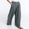 Fliessende Hose mit plissierter Taille aus Modal-Mischgewebe Fliessende Hose mit plissierter Taille aus Modal-Mischgewebe