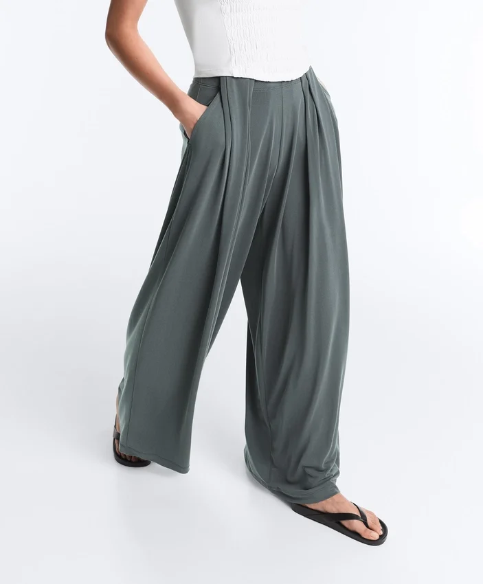 Fliessende Hose mit plissierter Taille aus Modal-Mischgewebe Fliessende Hose mit plissierter Taille aus Modal-Mischgewebe