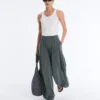 Fliessende Hose mit plissierter Taille aus Modal-Mischgewebe Fliessende Hose mit plissierter Taille aus Modal-Mischgewebe