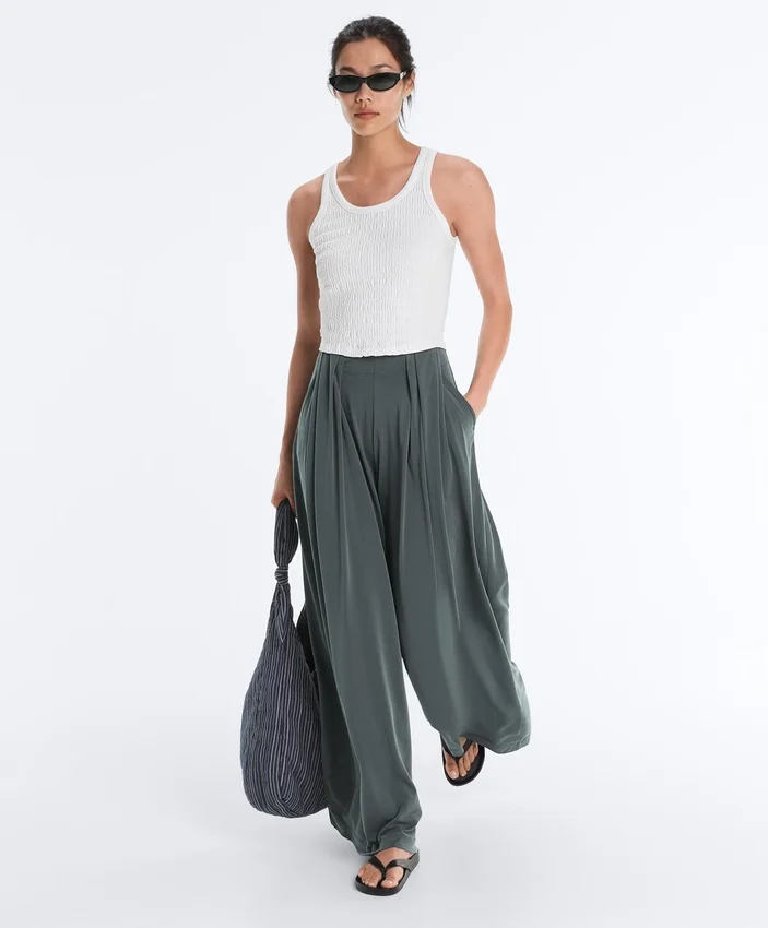 Fliessende Hose mit plissierter Taille aus Modal-Mischgewebe Fliessende Hose mit plissierter Taille aus Modal-Mischgewebe