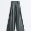 Fliessende Hose mit plissierter Taille aus Modal-Mischgewebe Fliessende Hose mit plissierter Taille aus Modal-Mischgewebe