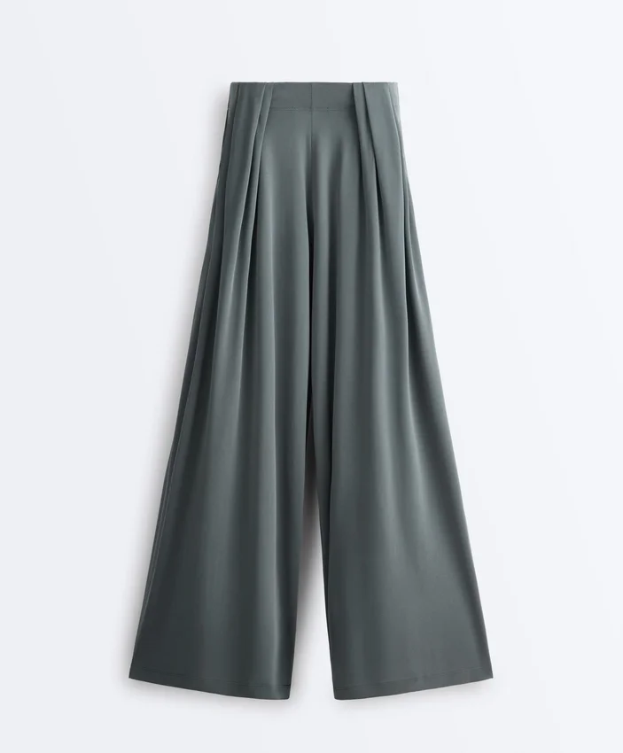 Fliessende Hose mit plissierter Taille aus Modal-Mischgewebe Fliessende Hose mit plissierter Taille aus Modal-Mischgewebe