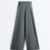 Fliessende Hose mit plissierter Taille aus Modal-Mischgewebe Fliessende Hose mit plissierter Taille aus Modal-Mischgewebe