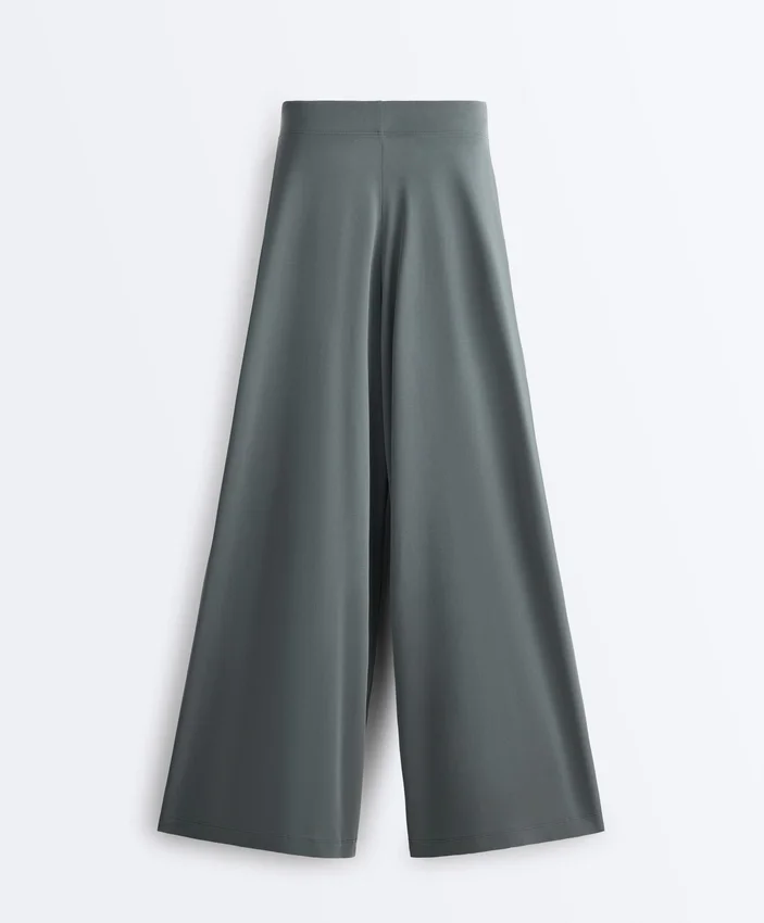 Fliessende Hose mit plissierter Taille aus Modal-Mischgewebe Fliessende Hose mit plissierter Taille aus Modal-Mischgewebe