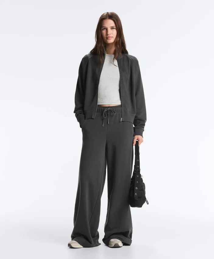 Gerade geschnittene Hose aus einer Baumwoll-Fleece-Mischung Gerade geschnittene Hose aus einer Baumwoll-Fleece-Mischung