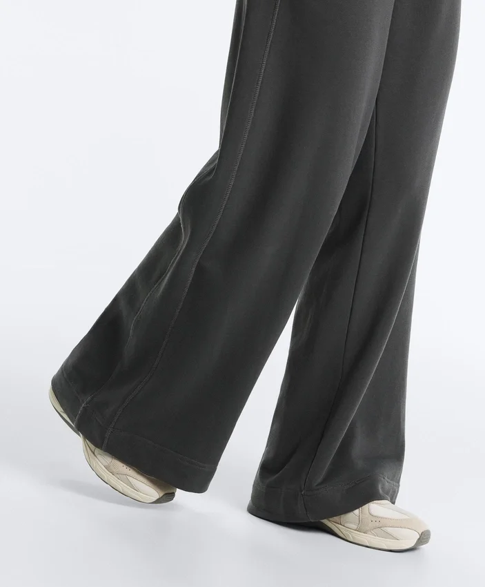 Gerade geschnittene Hose aus einer Baumwoll-Fleece-Mischung Gerade geschnittene Hose aus einer Baumwoll-Fleece-Mischung