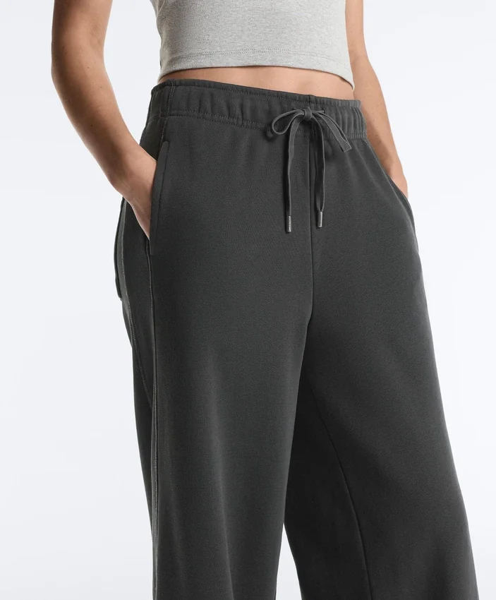 Gerade geschnittene Hose aus einer Baumwoll-Fleece-Mischung Gerade geschnittene Hose aus einer Baumwoll-Fleece-Mischung