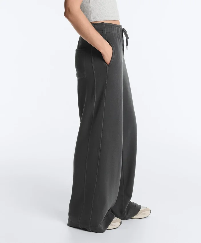 Gerade geschnittene Hose aus einer Baumwoll-Fleece-Mischung Gerade geschnittene Hose aus einer Baumwoll-Fleece-Mischung