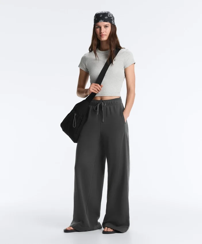 Gerade geschnittene Hose aus einer Baumwoll-Fleece-Mischung Gerade geschnittene Hose aus einer Baumwoll-Fleece-Mischung