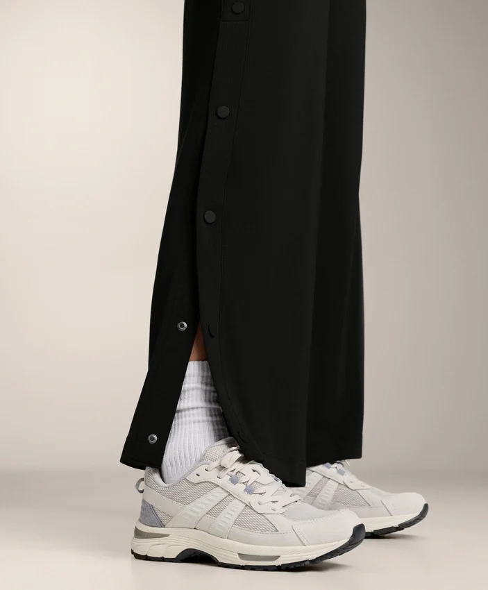 Gerade geschnittene Hose mit Knöpfen und Bündchen aus Soft Touch-Modal Gerade geschnittene Hose mit Knöpfen und Bündchen aus Soft Touch-Modal