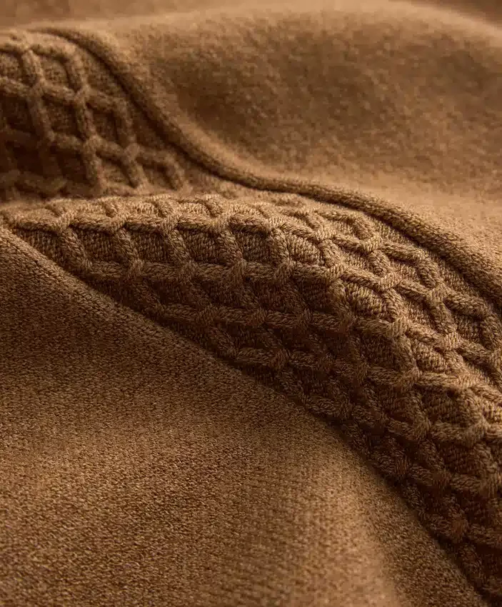 Gerade geschnittene Hose mit seitlicher Strickstruktur Gerade geschnittene Hose mit seitlicher Strickstruktur